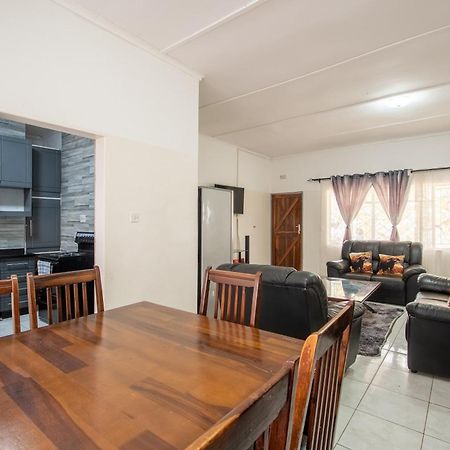 מפלי ויקטוריה Wood Road Guest Lodge מראה חיצוני תמונה