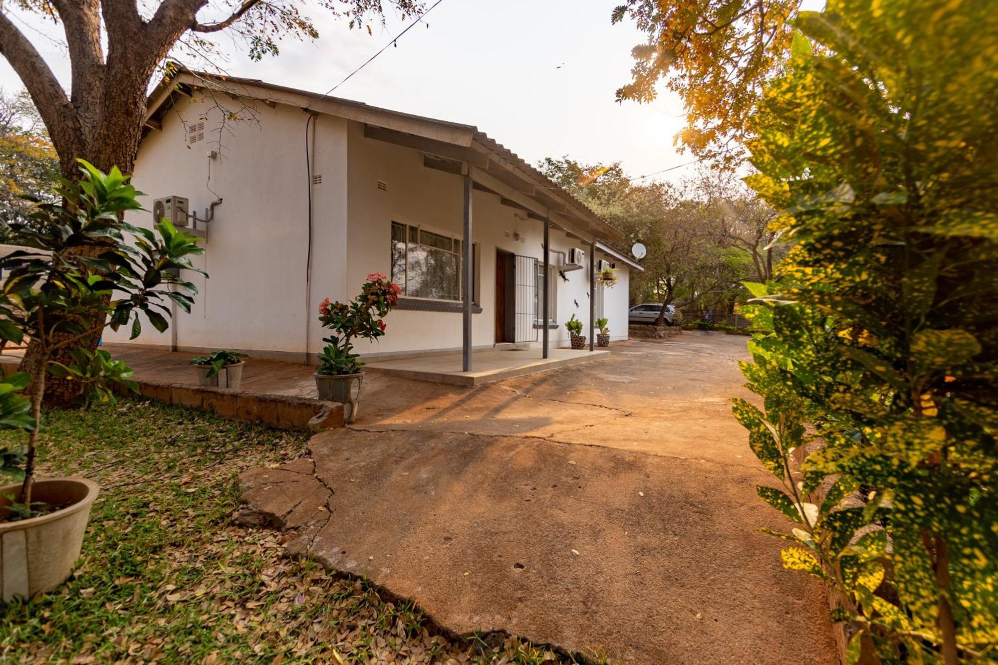 מפלי ויקטוריה Wood Road Guest Lodge מראה חיצוני תמונה