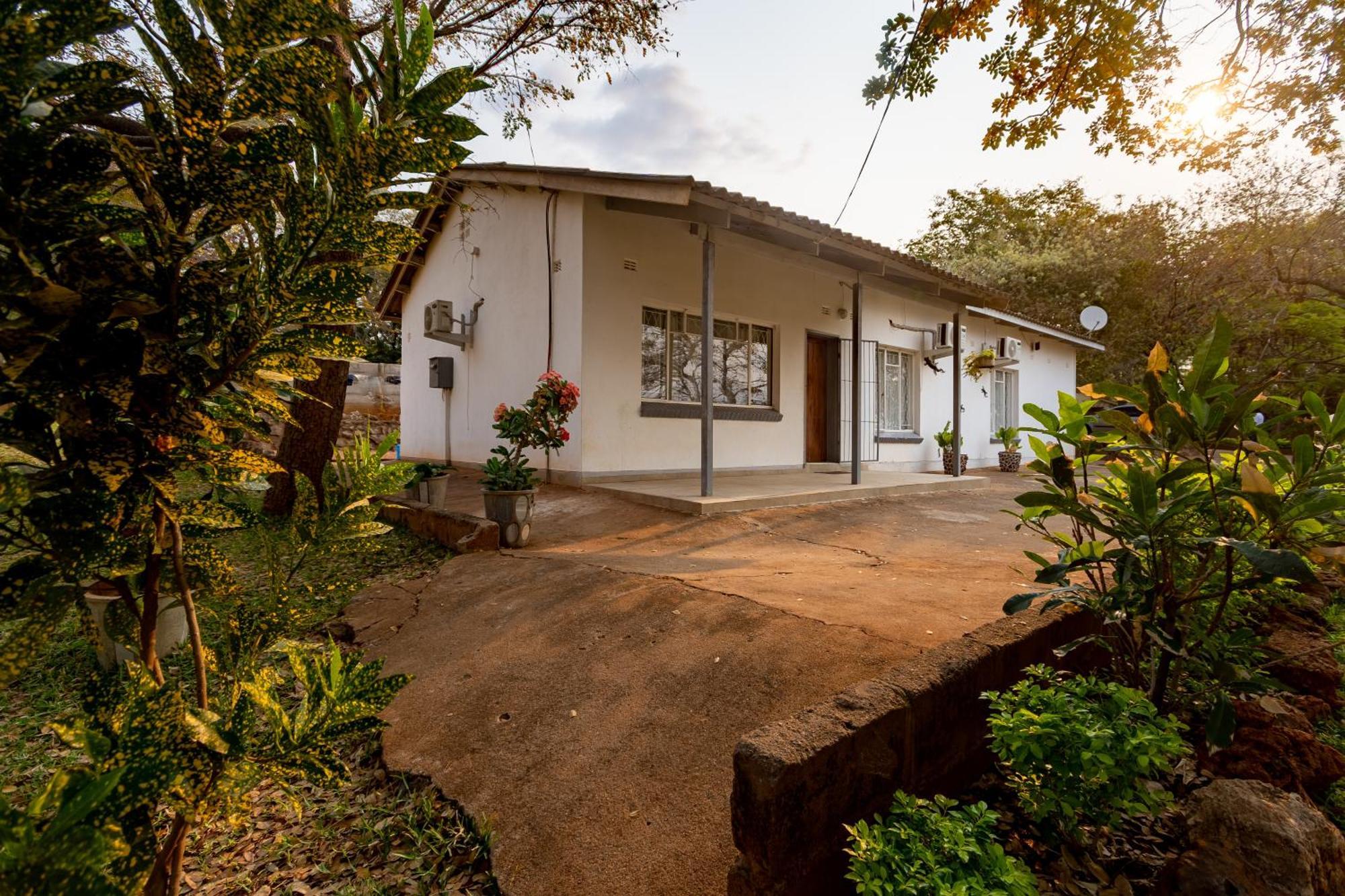 מפלי ויקטוריה Wood Road Guest Lodge מראה חיצוני תמונה