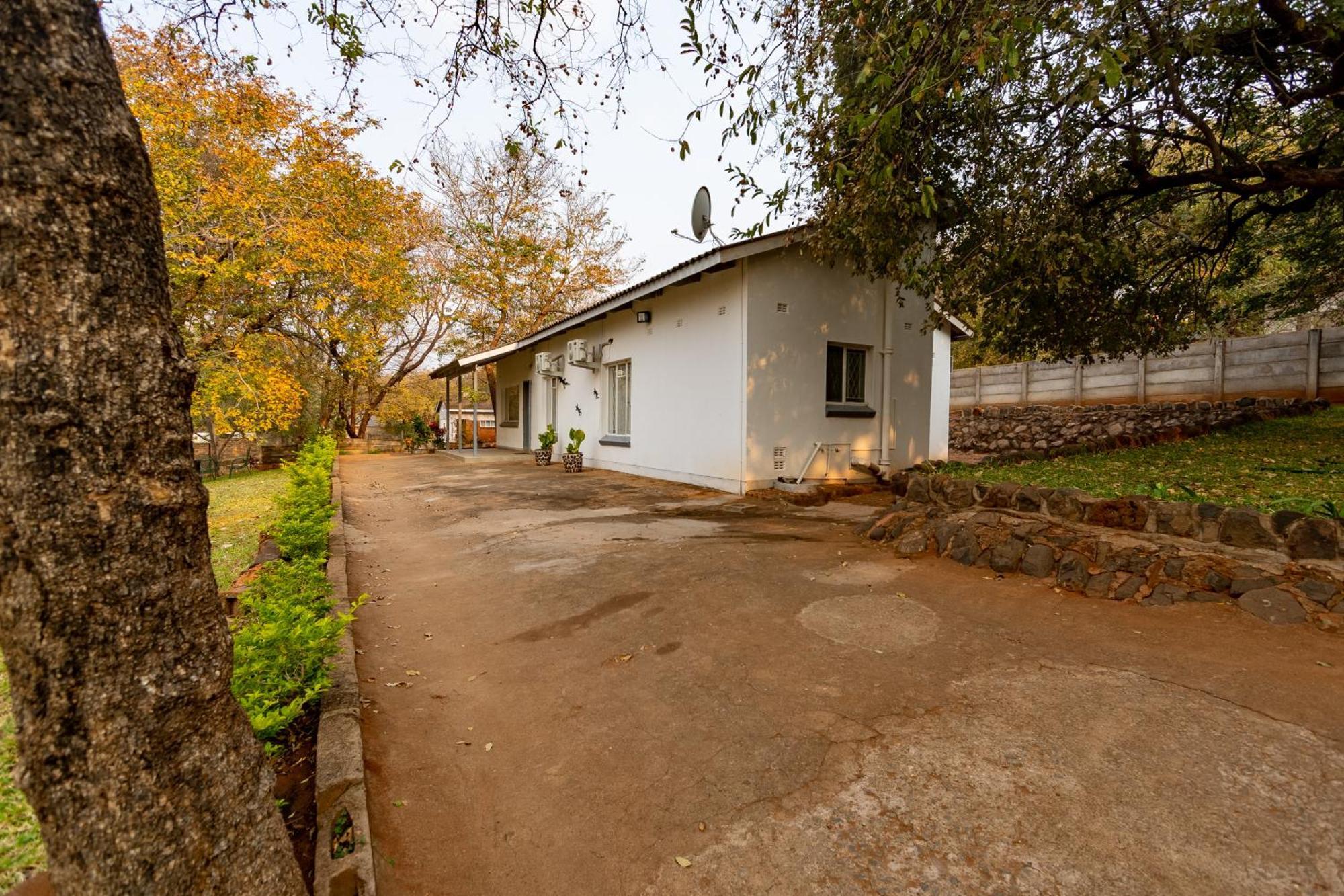 מפלי ויקטוריה Wood Road Guest Lodge מראה חיצוני תמונה